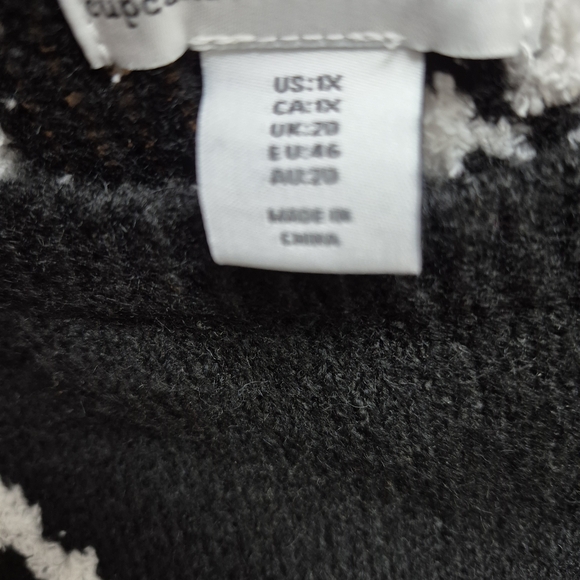 SOLD Cupcakes & Cashmere Black Sweater with White Skull Pattern Plus Size 1X - Picture 3 of 6